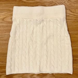 White knitted skirt